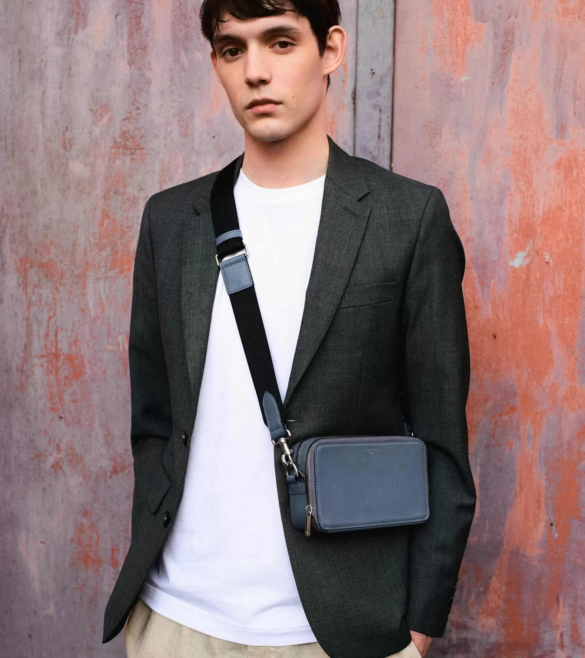 Homme Le Tanneur Petit sac bandoulière 2 compartiments Emile en cuir grainé - BLEU ARGILE