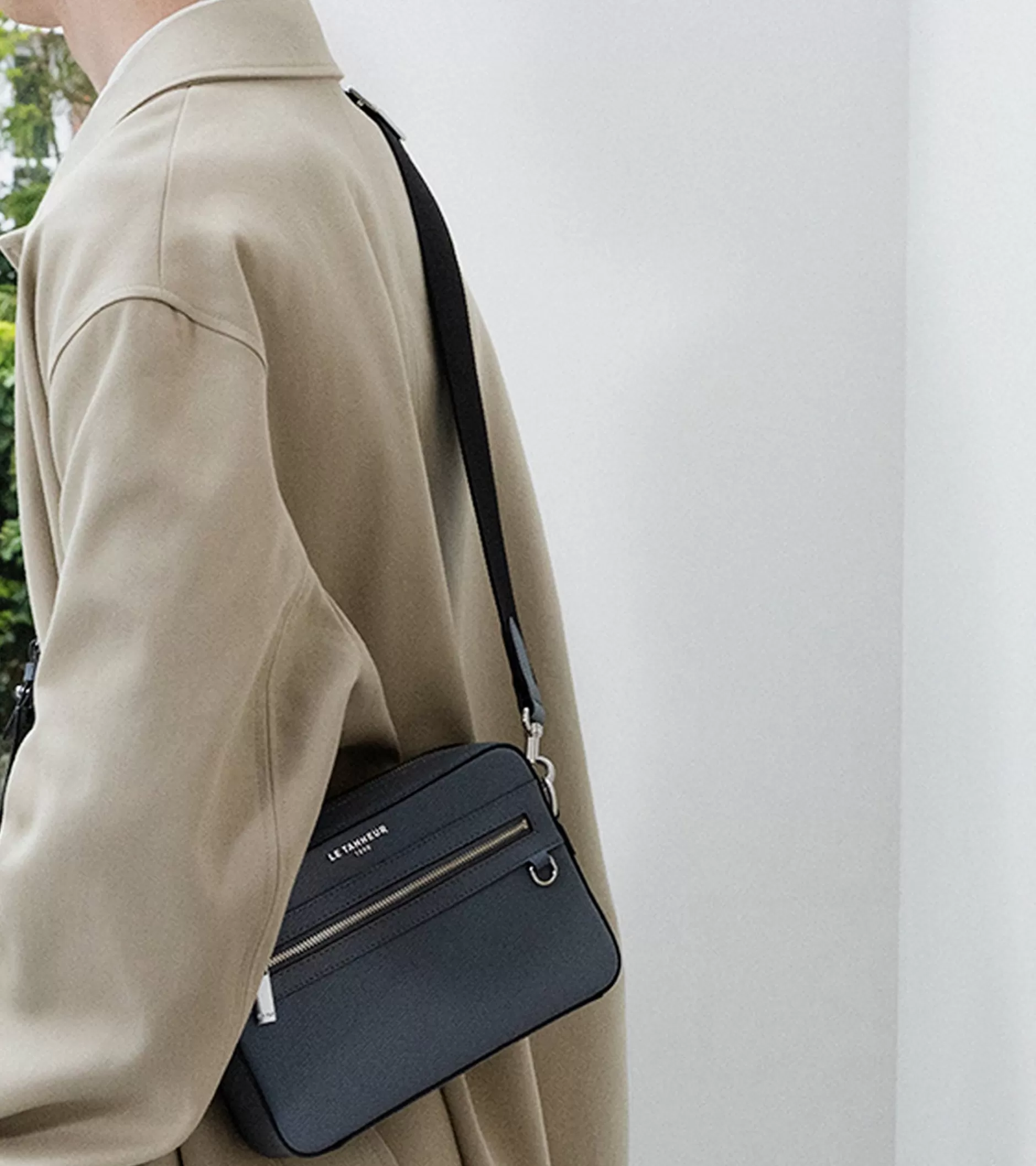 Homme Le Tanneur Petit sac bandoulière Emile en cuir signature T - BLEU ARGILE