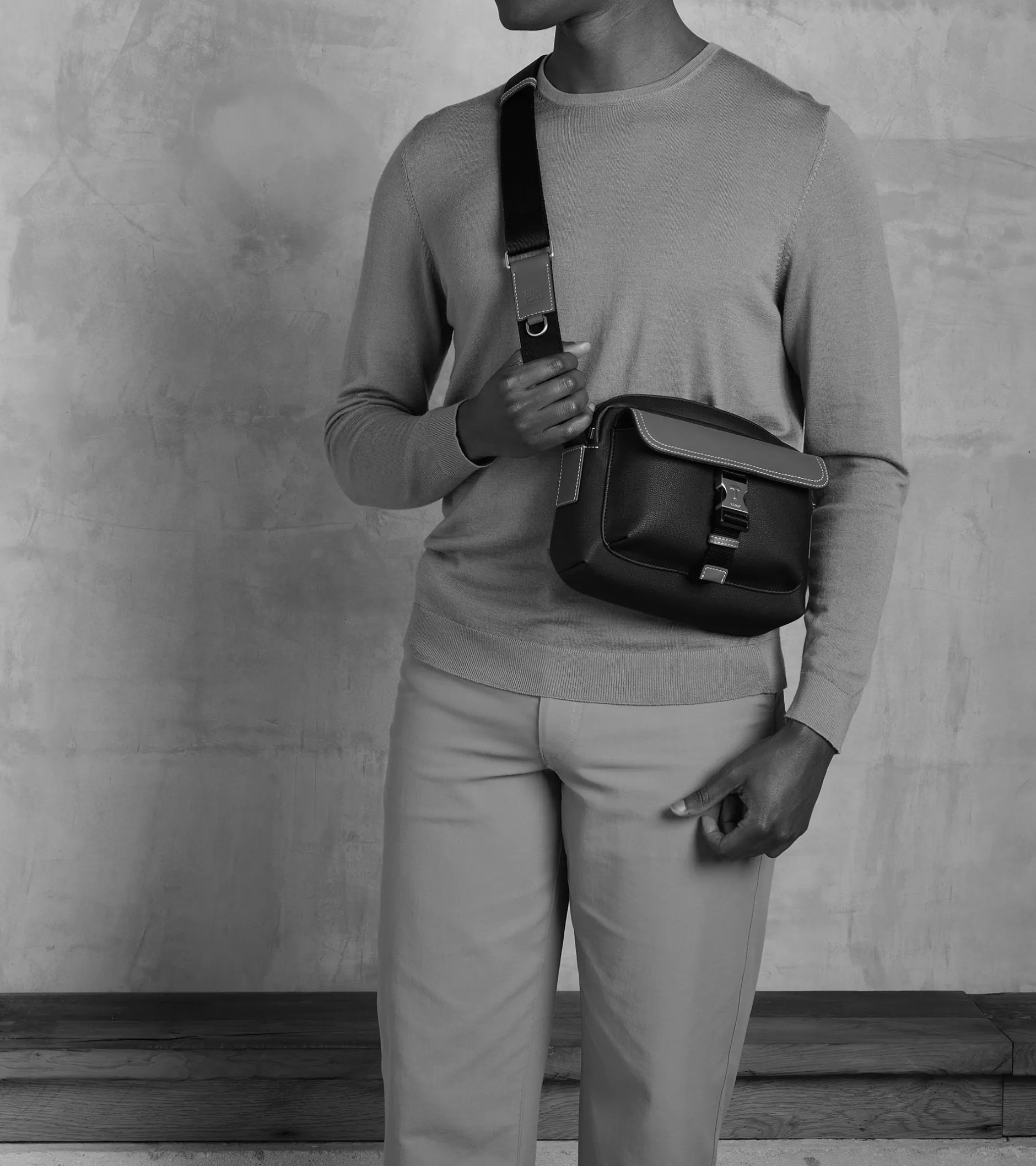 Homme Le Tanneur Petit sac bandoulière Maurice en feutre de laine et cuir lisse - CREPUSCULE-NOIR