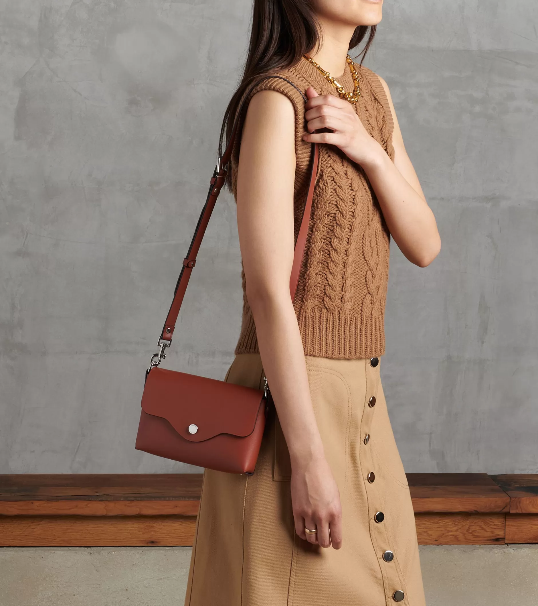 Femme Le Tanneur Pochette à rabat avec bandoulières amovibles Sans Couture en cuir lisse - Mahogany Brown