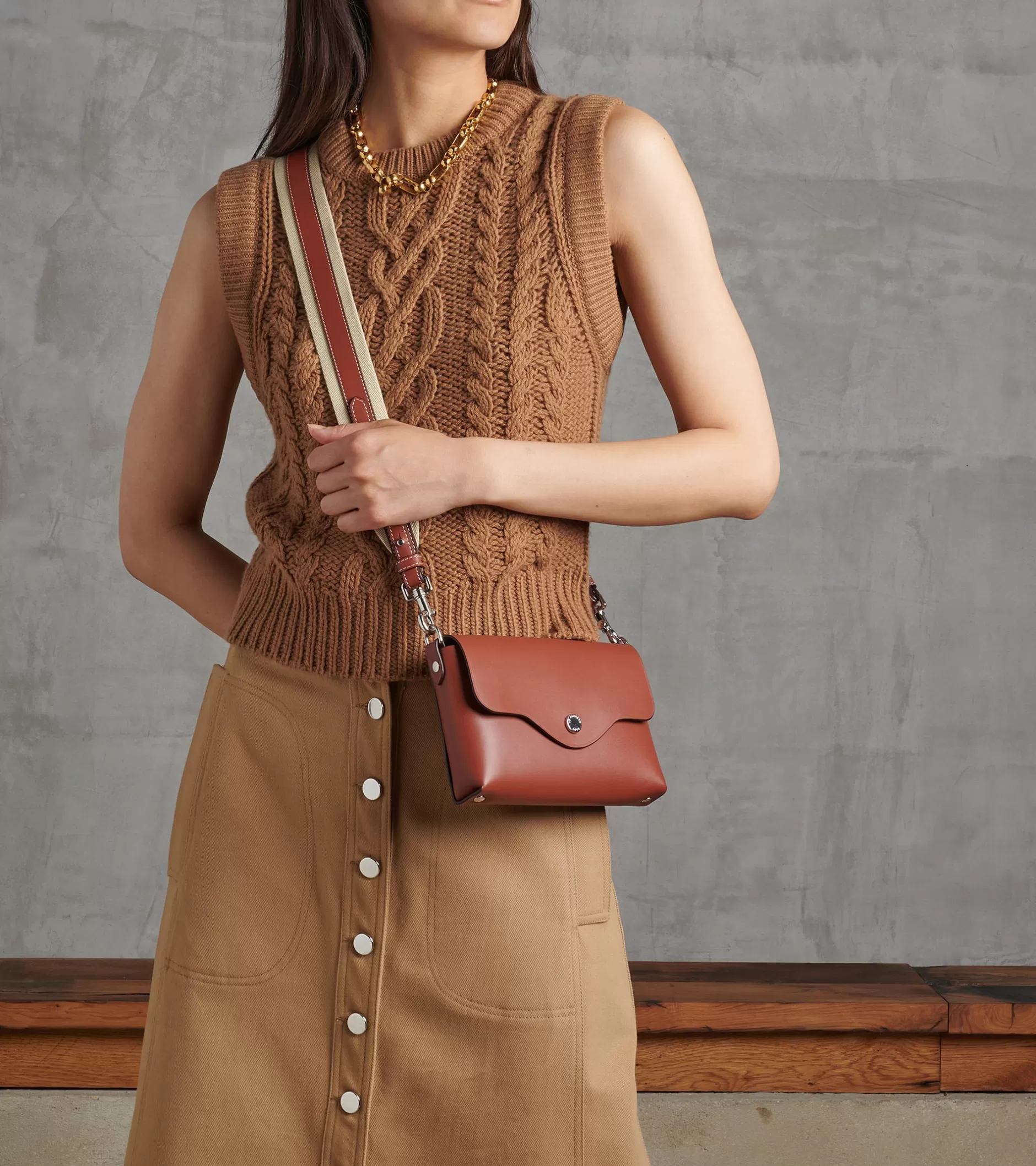 Femme Le Tanneur Pochette à rabat avec bandoulières amovibles Sans Couture en cuir lisse - Mahogany Brown