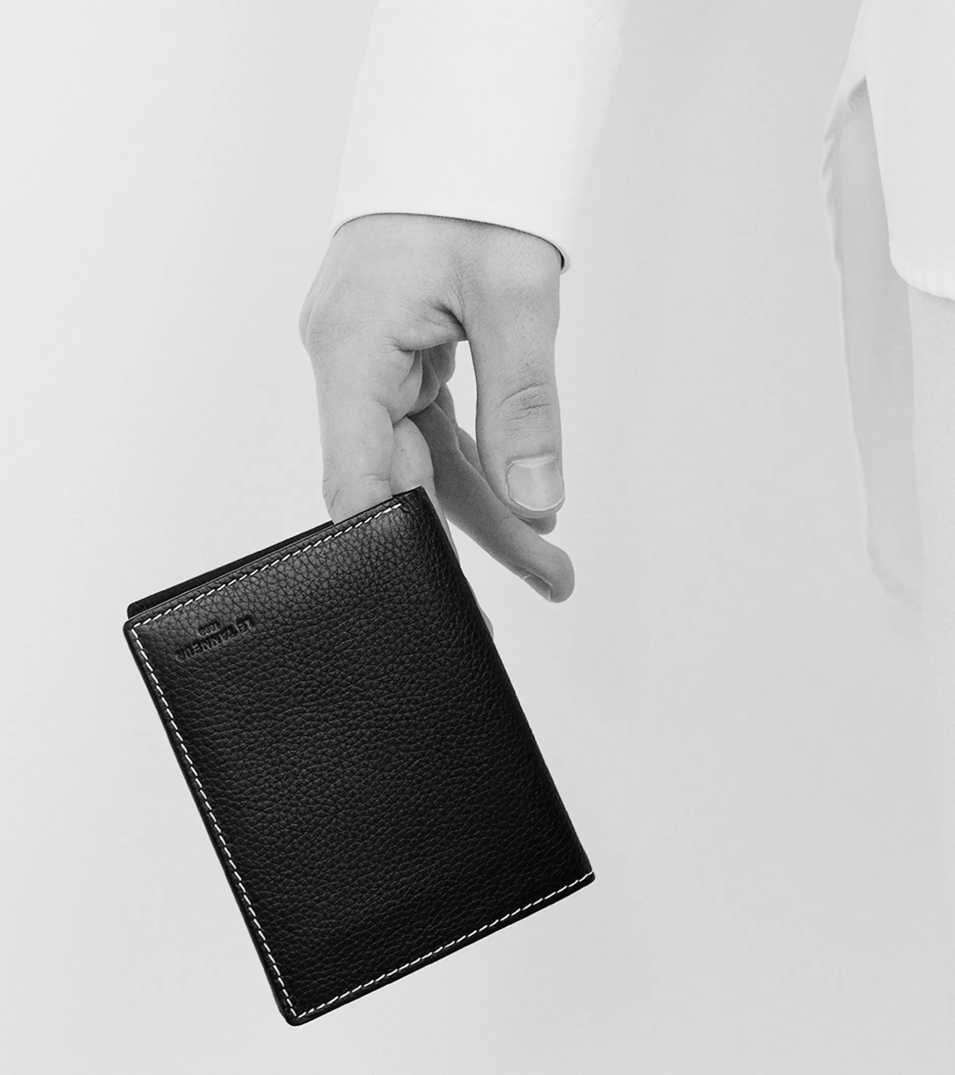 Homme Le Tanneur Porte cartes moyen modèle Charles en cuir grainé - Brown Coffee Chalk White