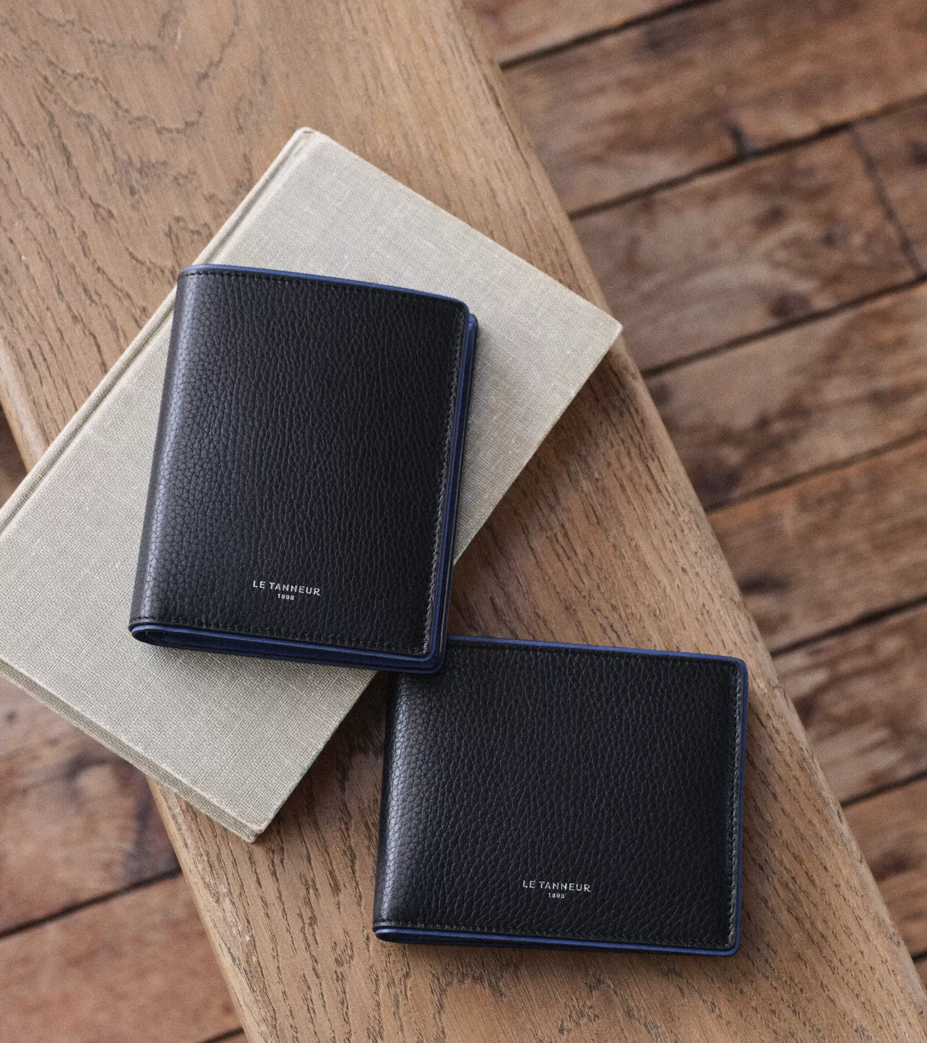 Homme Le Tanneur Portefeuille vertical poche monnaie zippée Augustin en cuir grainé - Black Le Bleu