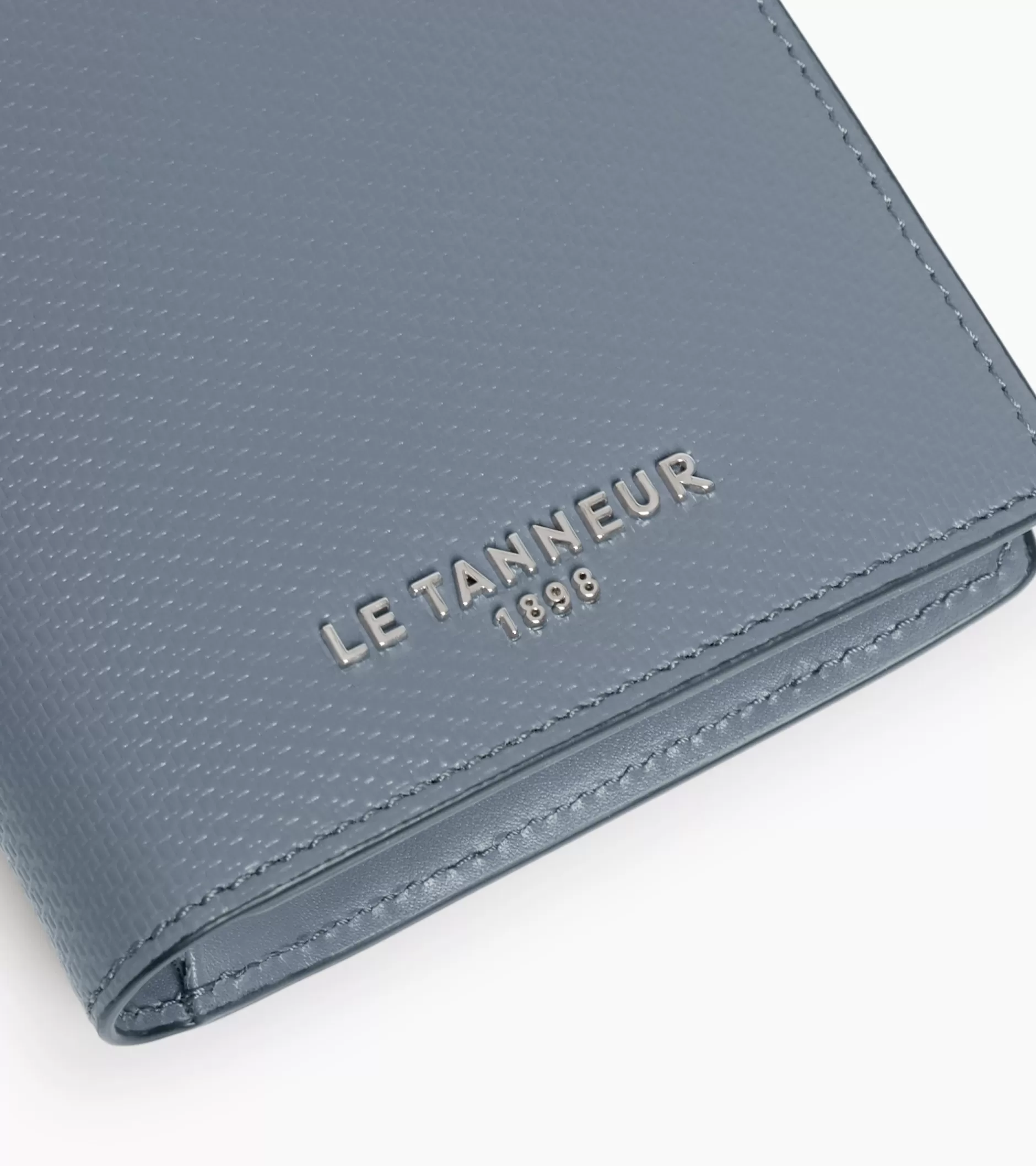 portefeuille_vertical_zipp__volets_emile_en_cuir_signature_t__bleu_argile_4.webp Homme Le Tanneur Portefeuille vertical zippé 2 volets Emile en cuir signature T - BLEU ARGILE