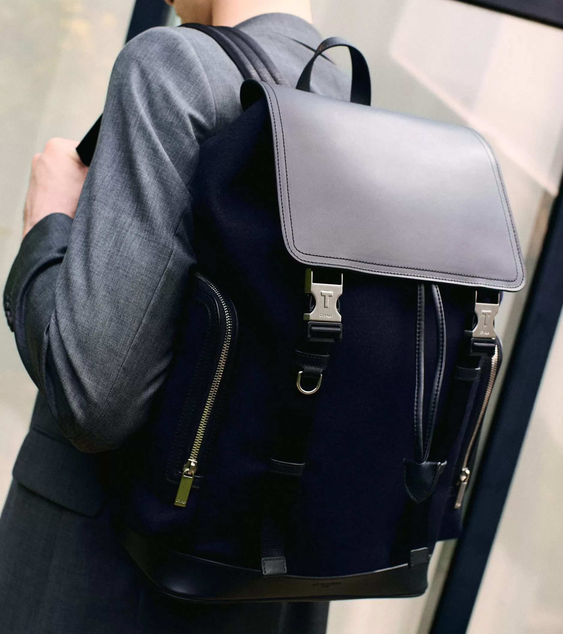 Femme Le Tanneur Sac à dos à rabat Maurice en feutre de laine et cuir lisse - CREPUSCULE-NOIR