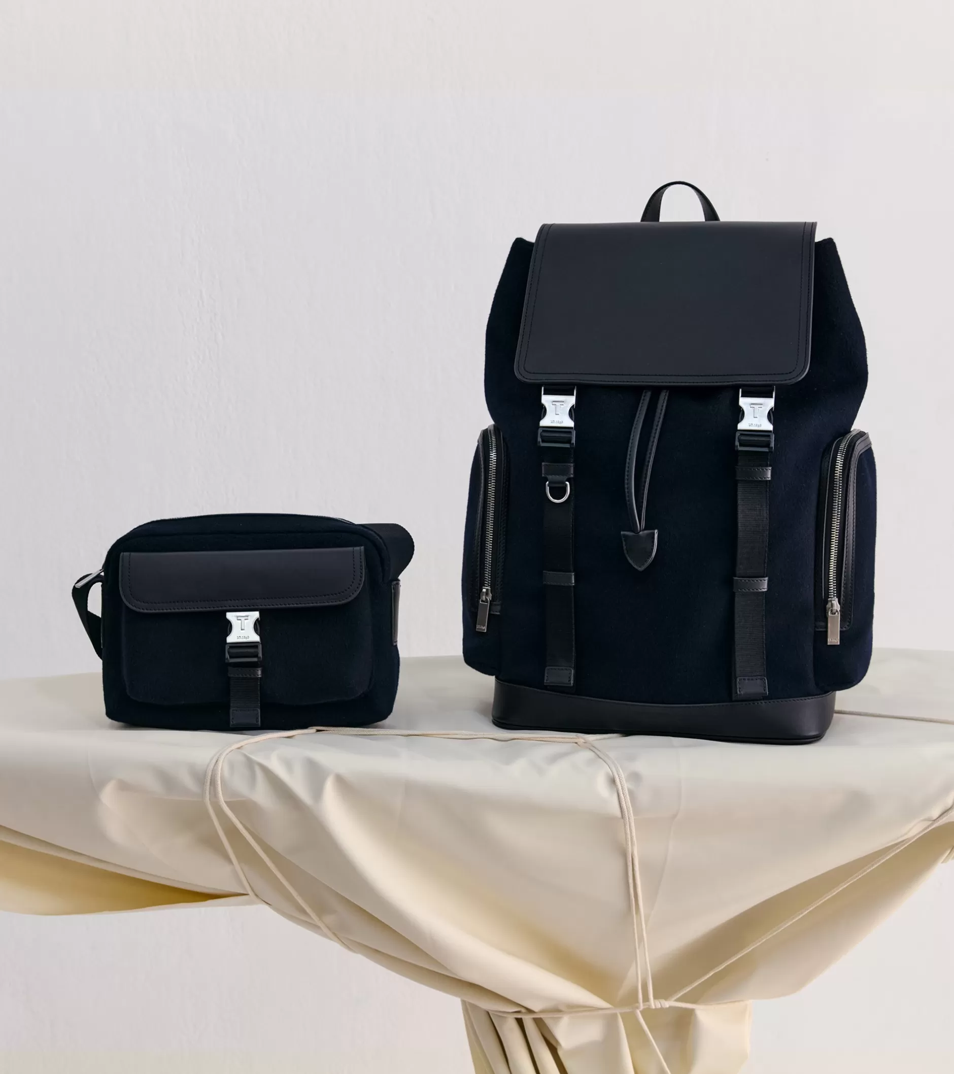 Femme Le Tanneur Sac à dos à rabat Maurice en feutre de laine et cuir lisse - CREPUSCULE-NOIR