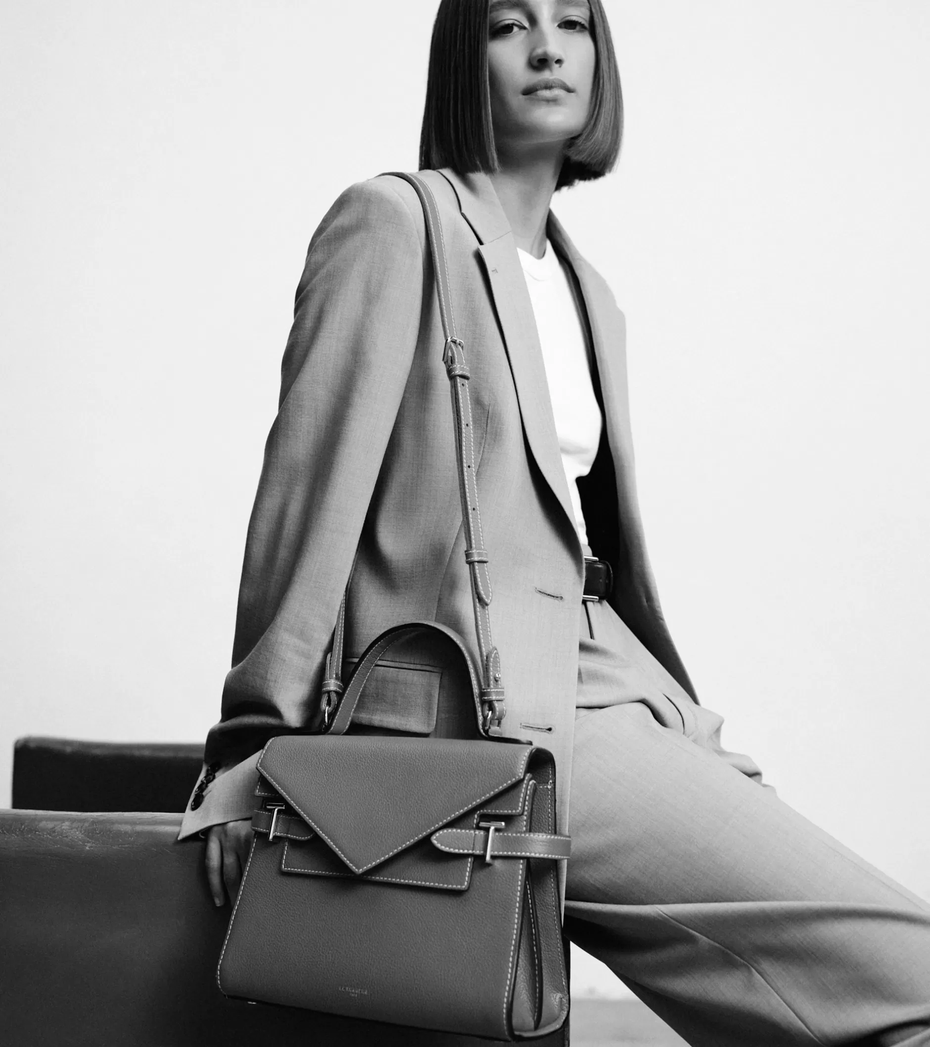 Femme Le Tanneur Sac à main double rabat moyen modèle Emilie en cuir signature T - Black