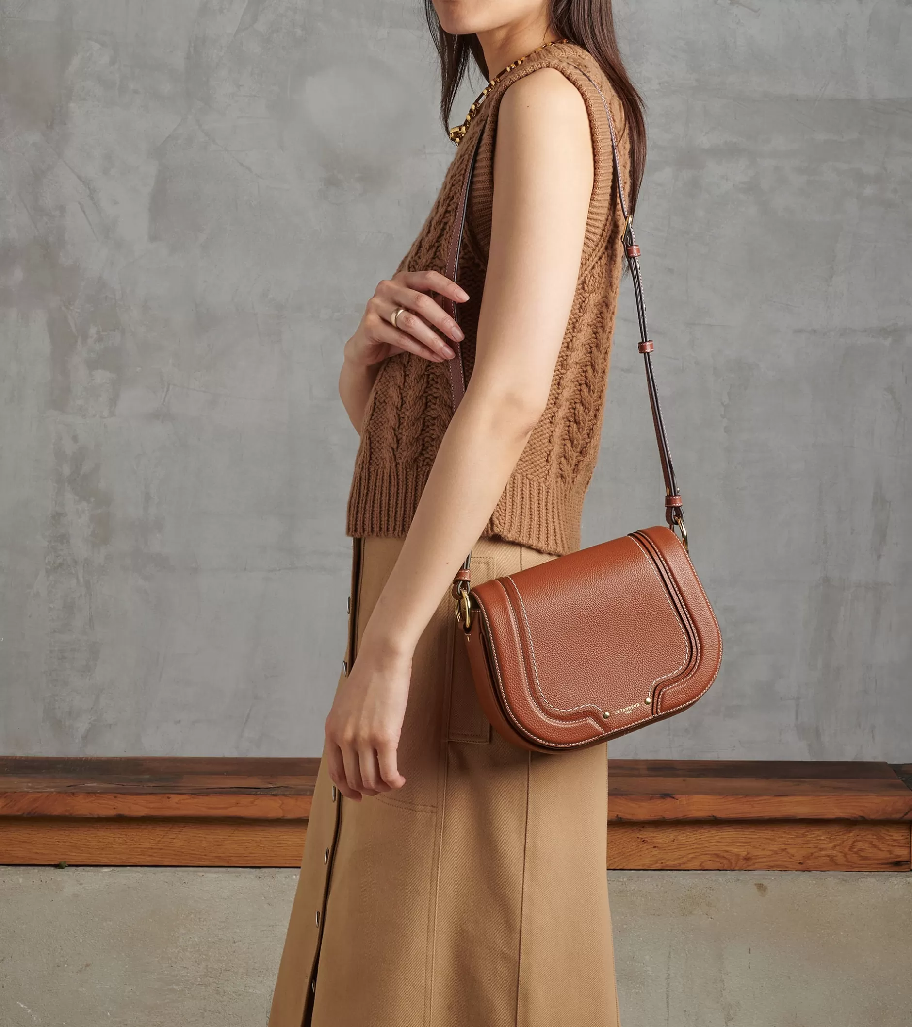 Femme Le Tanneur Sac bandoulière moyen modèle Ella en cuir grainé - Mahogany Brown