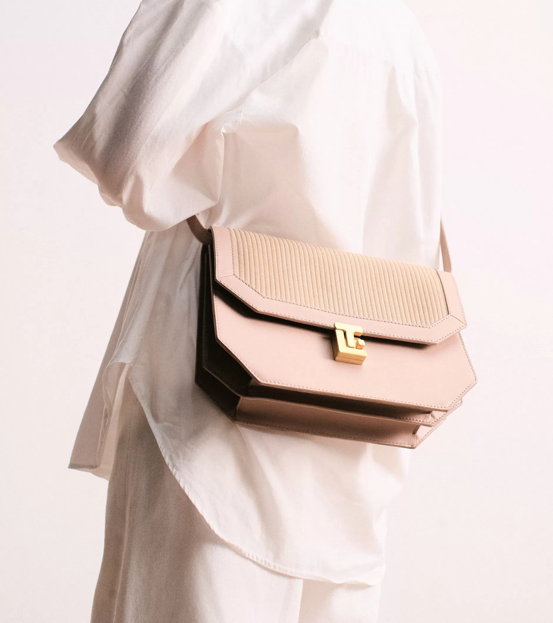 sac_bandoulire_moyen_modle_rose_en_cuir_ctel_et_cuir_lisse__grege__5.webp Femme Le Tanneur Sac bandoulière moyen modèle Rose en cuir côtelé et cuir lisse - GREGE 1